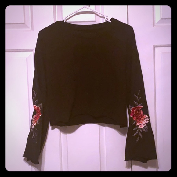 Cropped sweatshirt with flowers on sleeve - Picture 1 of 2